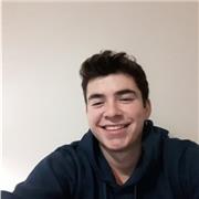 Estudiante de último año de ingeniería civil industrial da clases matemáticas y físicas de manera online y presencial